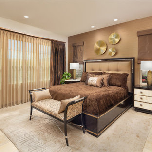 Diseño de dormitorio principal, actual, grande, con parades naranjas, suelo de piedra caliza y suelo beige