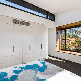 Foto de dormitorio principal y panelado, contemporáneo, de tamaño medio, panelado, con paredes blancas, moqueta, suelo negro y panelado