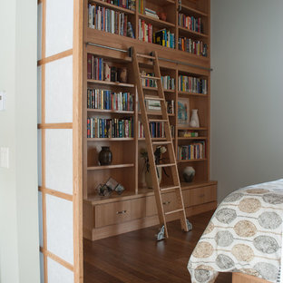 Kleines Mid-Century Hauptschlafzimmer mit grauer Wandfarbe und Bambusparkett in Minneapolis
