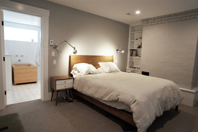 Modelo de dormitorio principal escandinavo sin chimenea con paredes grises, moqueta y suelo beige