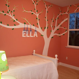 Imagen de dormitorio tradicional renovado, de tamaño medio, con parades naranjas y moqueta