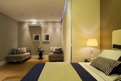 Foto de dormitorio principal exótico de tamaño medio sin chimenea con paredes grises, suelo de baldosas de porcelana y suelo marrón
