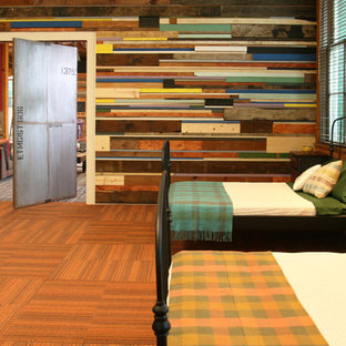 Industrial Gästezimmer mit bunten Wänden, Teppichboden und orangem Boden in Portland