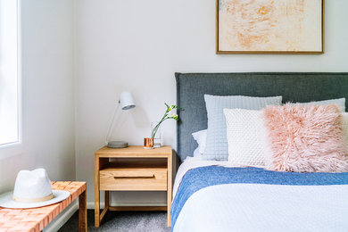 Ejemplo de dormitorio principal escandinavo de tamaño medio sin chimenea con paredes blancas y moqueta