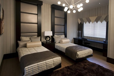 Foto de dormitorio contemporáneo de tamaño medio con paredes grises y suelo laminado
