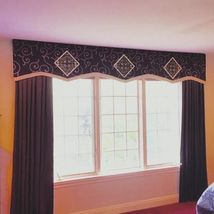 Imagen de dormitorio principal, tradicional, grande, sin chimenea, con paredes rosas, moqueta y suelo rosa