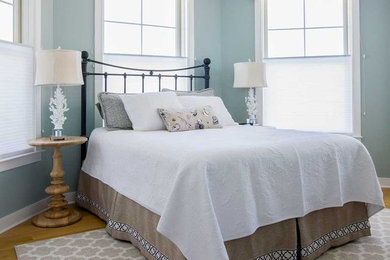Modelo de dormitorio costero con paredes azules y suelo de madera clara