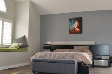 На фото: хозяйская спальня среднего размера в современном стиле с серыми стенами, паркетным полом среднего тона и бежевым полом с