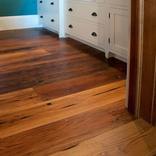 Kleines Klassisches Gästezimmer ohne Kamin mit blauer Wandfarbe und braunem Holzboden in Cleveland