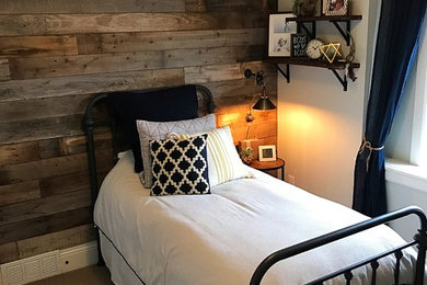 Diseño de habitación de invitados rural pequeña sin chimenea con paredes marrones, moqueta y suelo beige