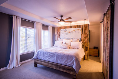 Mittelgroßes Landhaus Hauptschlafzimmer ohne Kamin mit grauer Wandfarbe und Teppichboden in Denver