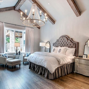 Esempio di una grande camera matrimoniale shabby-chic style con pareti grigie, parquet scuro e pavimento marrone