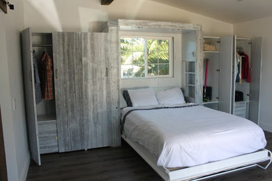 デンバーにある中くらいなラスティックスタイルのおしゃれな主寝室 (ベージュの壁、濃色無垢フローリング、暖炉なし)