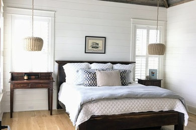チャールストンにある広いコンテンポラリースタイルのおしゃれな主寝室 (白い壁、淡色無垢フローリング、暖炉なし、ベージュの床) のレイアウト