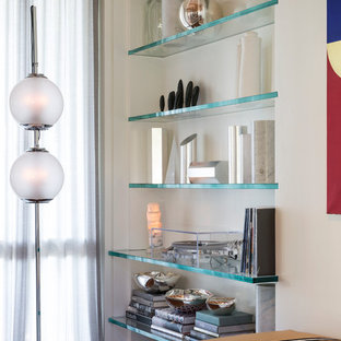 Cette image montre une chambre d'amis minimaliste de taille moyenne avec un mur blanc, un sol en bois foncé, aucune cheminée et un sol bleu.