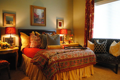 Modelo de dormitorio principal clásico de tamaño medio sin chimenea con moqueta, paredes beige y suelo beige