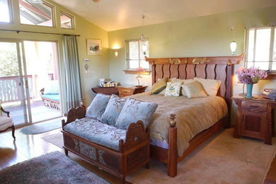 フェニックスにある中くらいなアジアンスタイルのおしゃれな主寝室 (緑の壁、無垢フローリング) のインテリア
