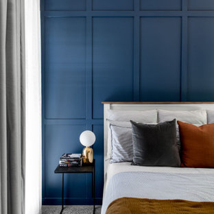 Mittelgroßes Modernes Hauptschlafzimmer mit blauer Wandfarbe, Betonboden, grauem Boden und vertäfelten Wänden in Brisbane