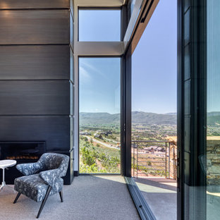 Modelo de dormitorio principal, contemporáneo, con moqueta, chimenea lineal y marco de chimenea de metal
