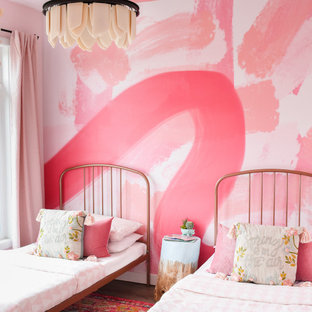 Modelo de habitación de invitados panelado, actual, pequeña, con paredes rosas, suelo vinílico, suelo marrón y panelado