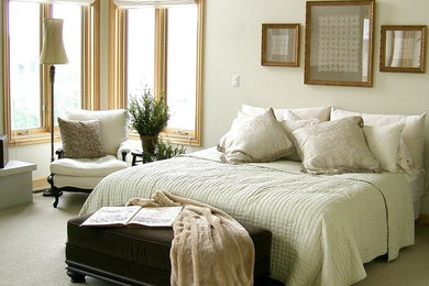 Imagen de dormitorio principal tradicional renovado de tamaño medio con paredes beige y moqueta