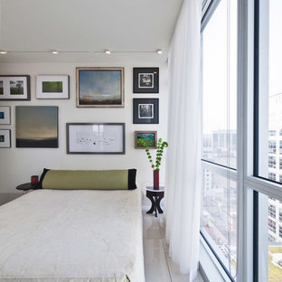 Foto de dormitorio contemporáneo con paredes blancas y suelo blanco