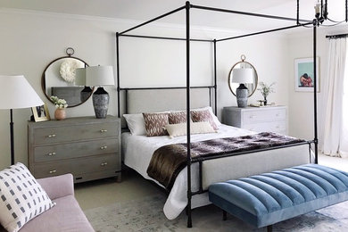 サンフランシスコにある広いトランジショナルスタイルのおしゃれな主寝室 (白い壁、カーペット敷き、ベージュの床)