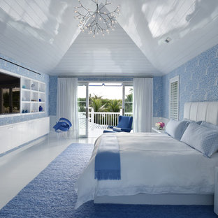 Foto de dormitorio principal, contemporáneo, grande, sin chimenea, con paredes azules y suelo de madera pintada