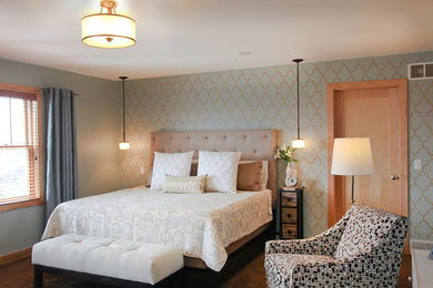 На фото: хозяйская спальня среднего размера в стиле неоклассика (современная классика) с синими стенами и ковровым покрытием с