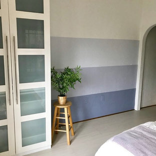 Imagen de dormitorio principal, contemporáneo, pequeño, sin chimenea, con paredes multicolor, suelo de linóleo y suelo blanco