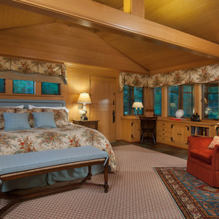Cette image montre une grand chambre d'amis chalet avec un mur marron, un sol en ardoise et un sol vert.