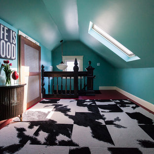 Ejemplo de dormitorio tipo loft, bohemio, de tamaño medio, sin chimenea, con paredes azules, suelo de madera pintada y suelo rojo