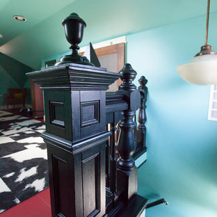 Imagen de dormitorio tipo loft, bohemio, de tamaño medio, sin chimenea, con paredes azules, suelo de madera pintada y suelo rojo