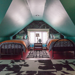 Imagen de dormitorio tipo loft, bohemio, de tamaño medio, sin chimenea, con paredes azules, suelo de madera pintada y suelo rojo