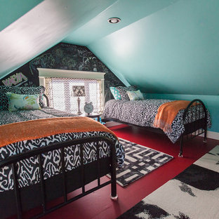 Modelo de dormitorio tipo loft, bohemio, de tamaño medio, sin chimenea, con paredes azules, suelo de madera pintada y suelo rojo
