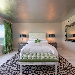 Cette photo montre une chambre d'amis chic de taille moyenne avec un mur gris, un sol en marbre et aucune cheminée.