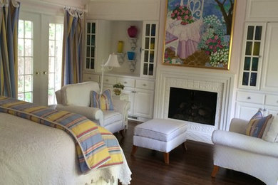 Imagen de dormitorio principal tradicional renovado extra grande con paredes rosas, suelo de madera oscura, todas las chimeneas y marco de chimenea de baldosas y/o azulejos