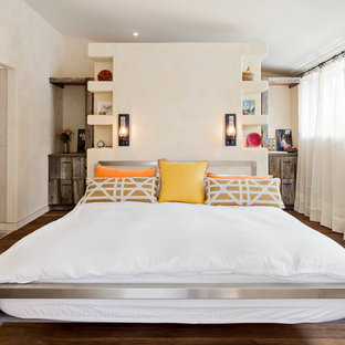 Idées déco pour une chambre méditerranéenne de taille moyenne avec un mur beige et un sol en bois foncé.