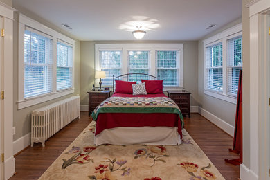 ワシントンD.C.にある小さなトラディショナルスタイルのおしゃれな主寝室 (グレーの壁、無垢フローリング)