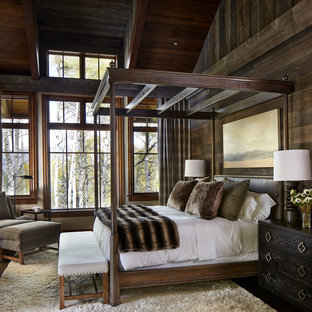 Imagen de dormitorio rural con suelo de madera oscura