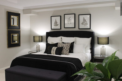 Diseño de dormitorio principal contemporáneo de tamaño medio sin chimenea con paredes beige, moqueta y suelo beige