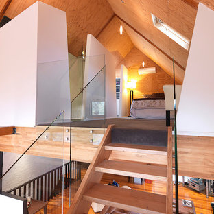 Modelo de dormitorio tipo loft, moderno, pequeño, sin chimenea, con paredes blancas y moqueta