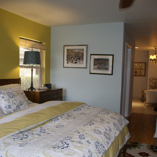 Modelo de dormitorio principal, contemporáneo, de tamaño medio, sin chimenea, con paredes azules y suelo de corcho