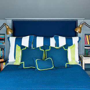 Imagen de dormitorio de estilo de casa de campo con paredes azules, moqueta y suelo azul