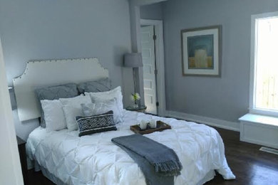 Ejemplo de habitación de invitados clásica renovada de tamaño medio sin chimenea con paredes grises, suelo de madera oscura y suelo marrón