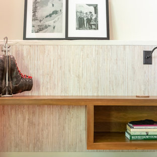 Foto de dormitorio principal, rústico, grande, sin chimenea, con paredes blancas, suelo de madera en tonos medios y suelo naranja