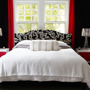 Idée de décoration pour une chambre design de taille moyenne avec un mur noir, une cheminée standard et un manteau de cheminée en brique.