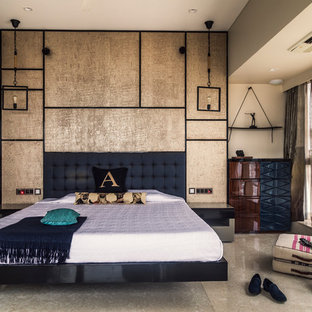 Diseño de dormitorio principal, actual, con paredes beige y suelo beige