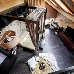 Ejemplo de dormitorio principal, contemporáneo, grande, con paredes multicolor, suelo de madera pintada, chimenea tradicional, marco de chimenea de baldosas y/o azulejos y suelo violeta