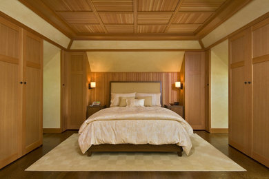 Immagine di una camera matrimoniale boho chic di medie dimensioni con pareti beige e pavimento in legno massello medio